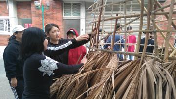 初級華語學生準備參加動物嘉年華遊行