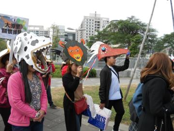 初級華語學生準備參加動物嘉年華遊行