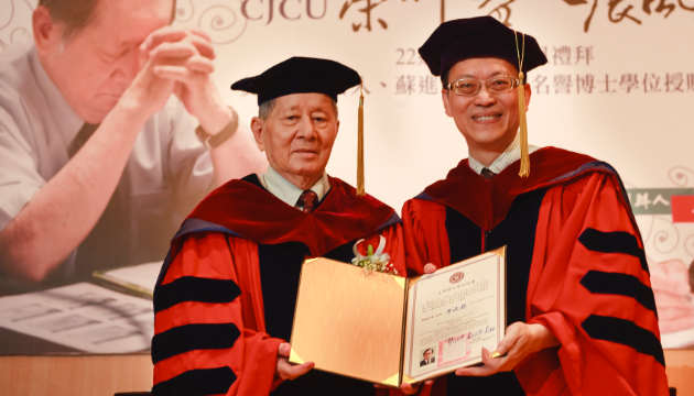 2015年 長榮大學名譽博士  蘇進安創辦人、黃仁村創辦人