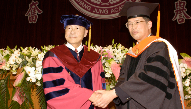 2005年  長榮大學名譽博士  黃昭聲院長