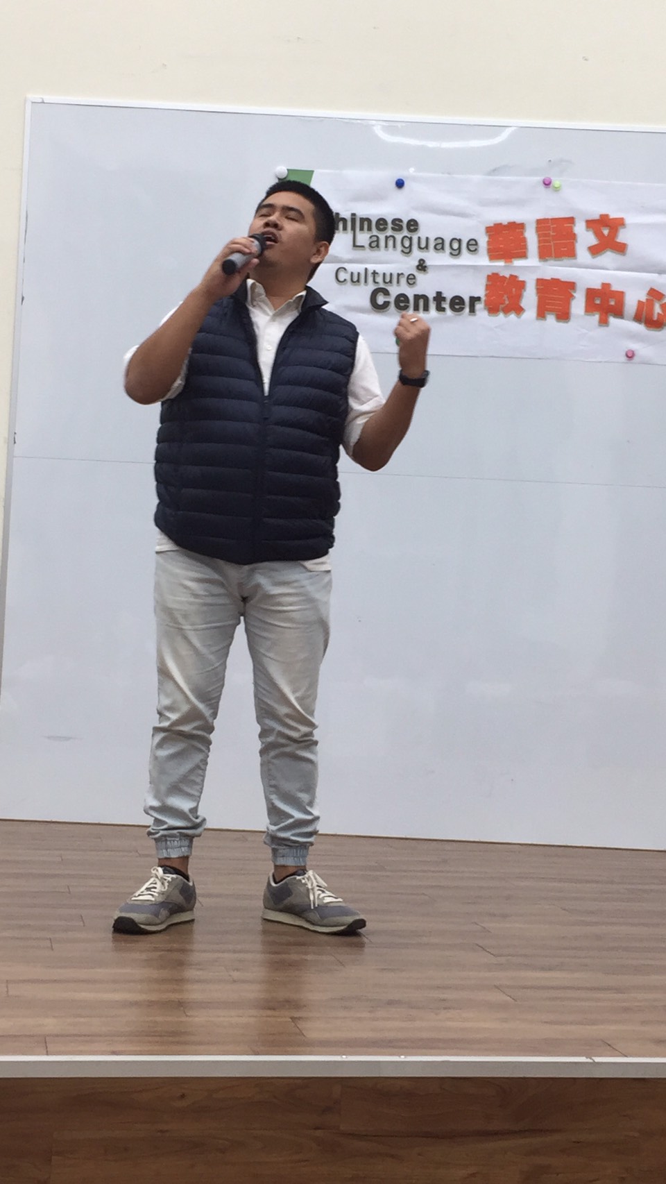 長榮大學外籍生華語歌曲演唱賽  印尼籍交換生Yansen Halmi Putra奪冠