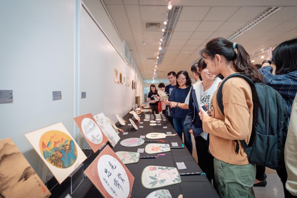 結合學術與市場   長榮大學書畫系秋季小品展「隱耀」