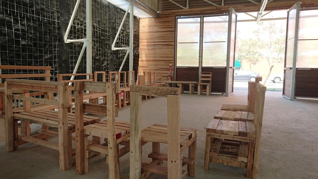 自己的桌椅自己做 長榮大學國際生協力營造生態中心環教場域
