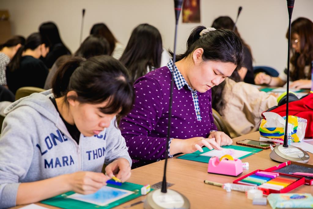 認識自我 抒發壓力 諮商中心辦和諧粉彩體驗課 