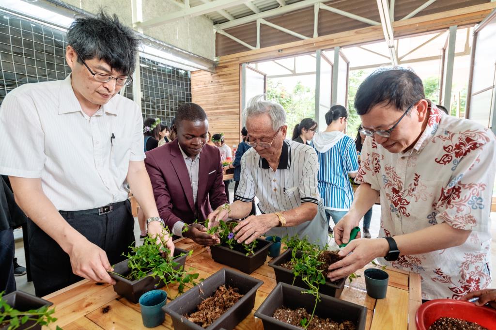 長榮大學成年禮 期許學生守護生態 尊重生命 