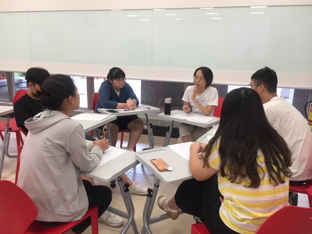 長榮大學應哲系「哲綻Fun」營隊 帶領高中生思考與溝通