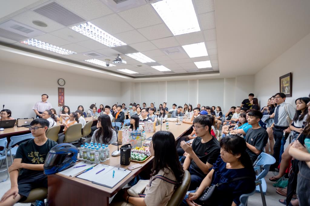 長榮大學108學年度「考試分發新生與家長說明會暨報到」校園湧入千餘人