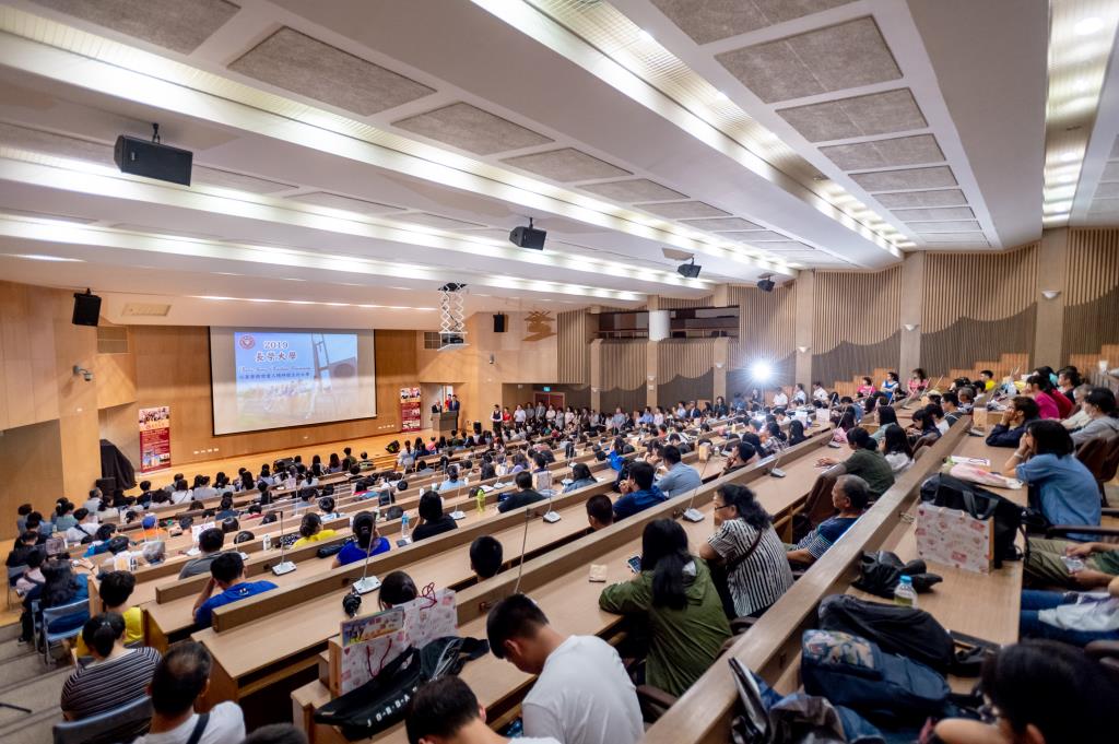 長榮大學108學年度「考試分發新生與家長說明會暨報到」校園湧入千餘人