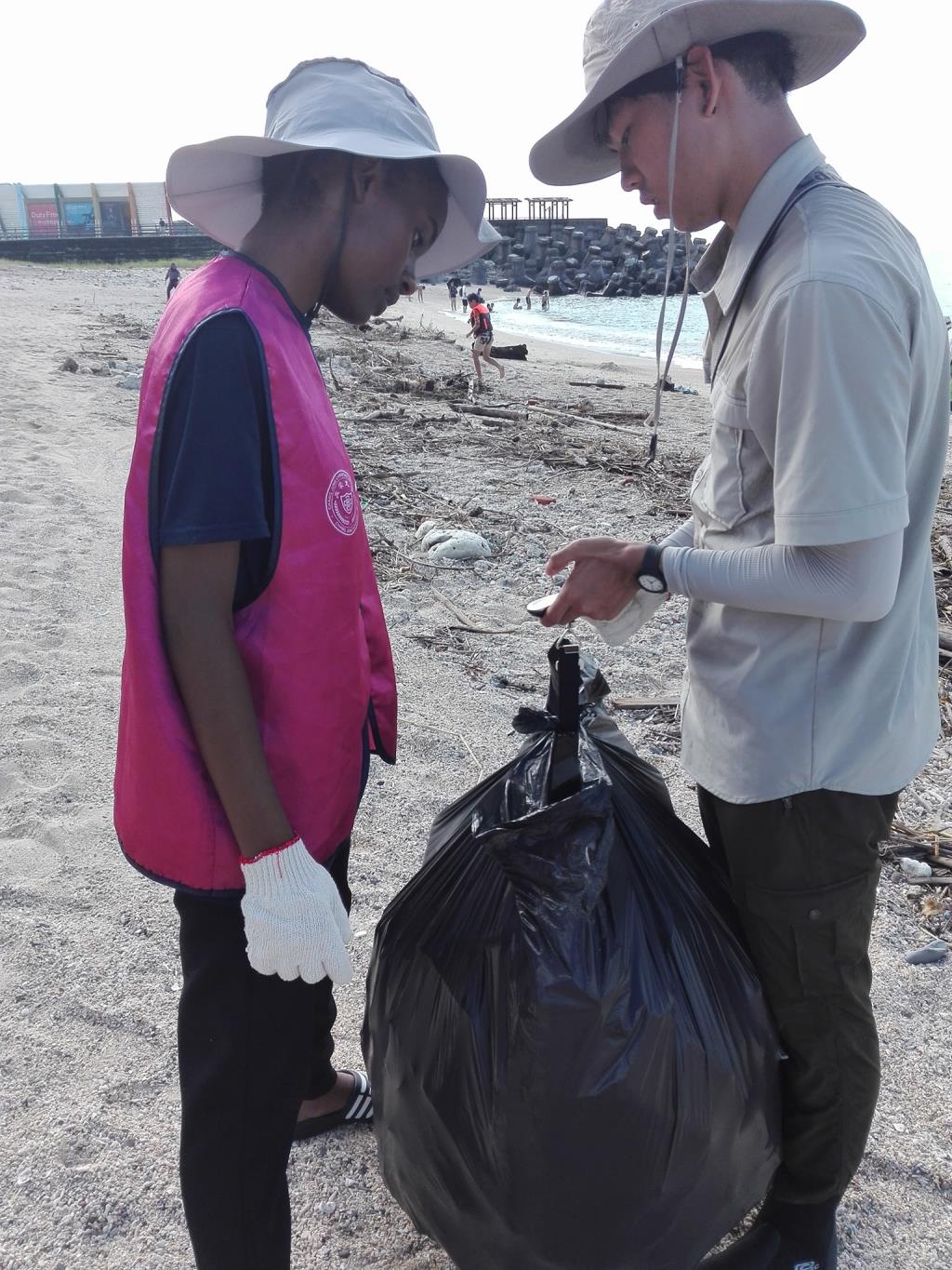 長榮大學國際生守護海龜的產卵棲地  以海洋廢棄物打造出在地裝置藝術