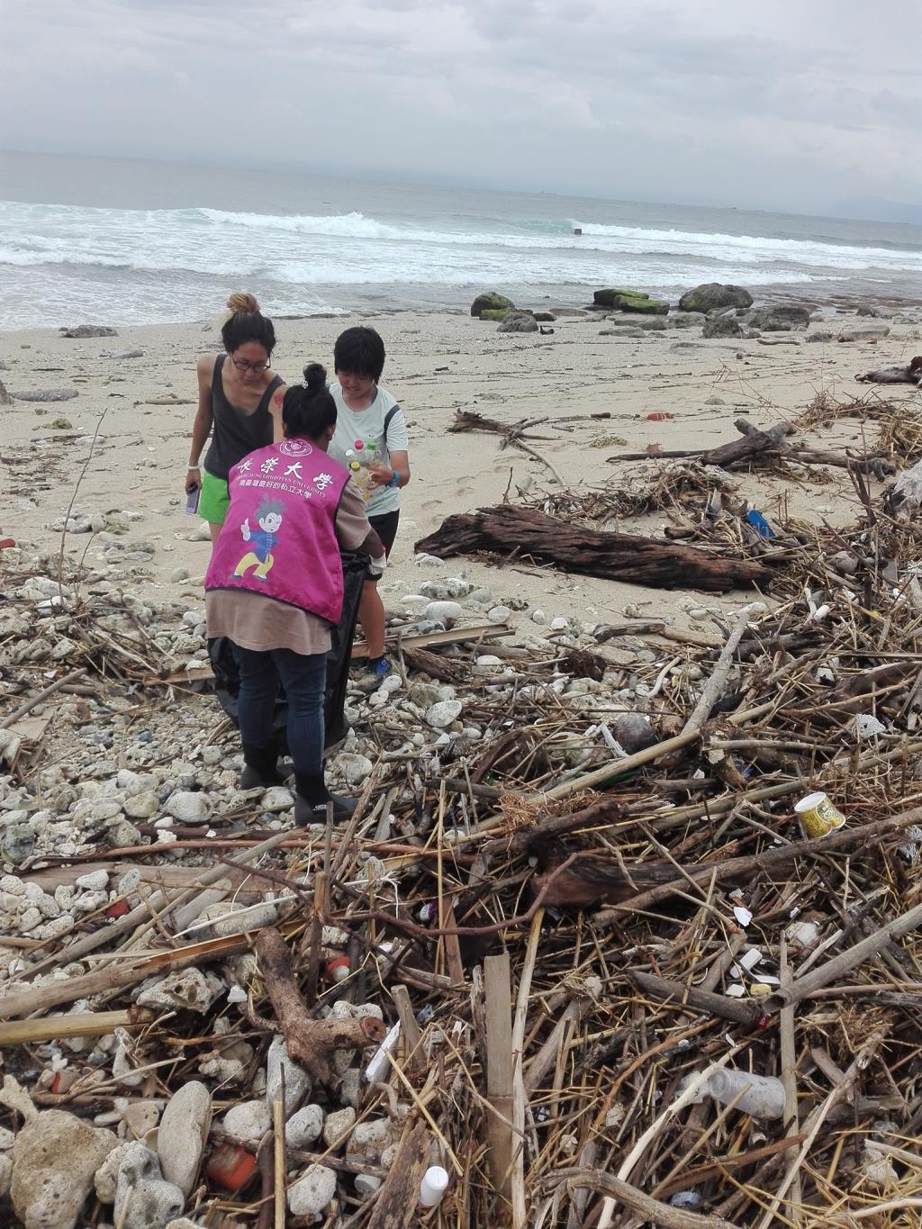 長榮大學國際生守護海龜的產卵棲地  以海洋廢棄物打造出在地裝置藝術