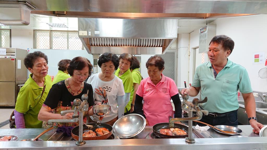 「銀」向健康    長榮大學營養系帶領社區長者逛市場、做料理