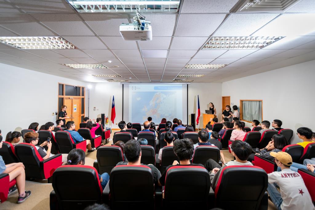 捷克姊妹校UHK到訪長榮大學資設院 雙方交流更進一步