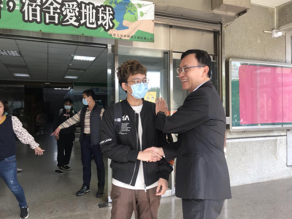 長榮大學首批港澳生居家檢疫期滿 校長贈送T恤 叮嚀持續照顧健康