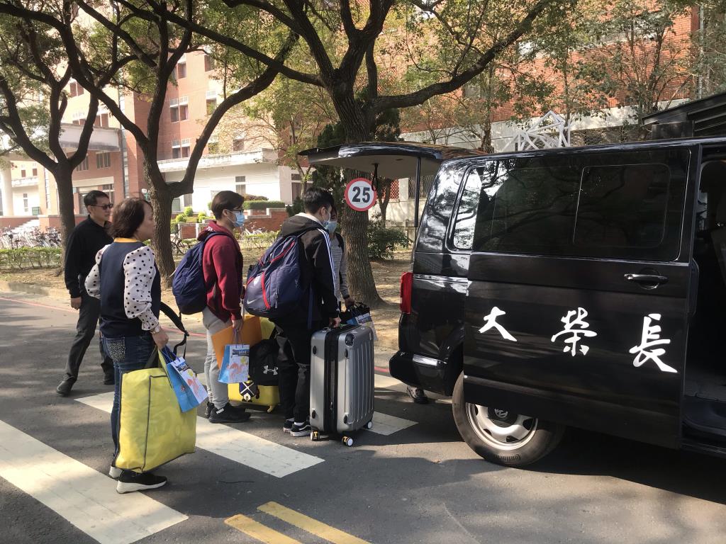 長榮大學首批港澳生居家檢疫期滿 校長贈送T恤 叮嚀持續照顧健康