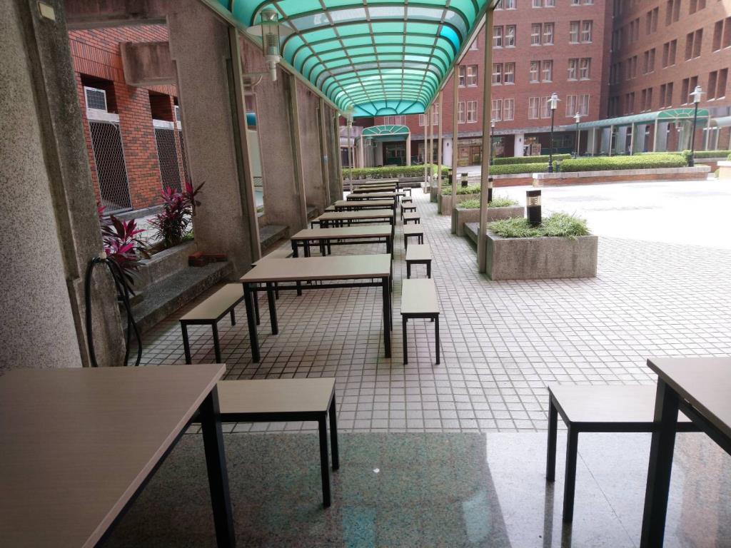 確保師生用餐健康  長榮大學加大用餐間隔 分散用餐區域