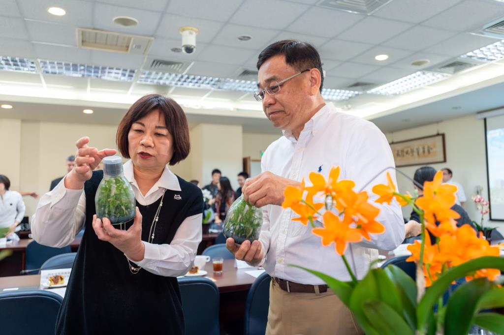 國發會主委陳美伶率團觀摩長榮大學產學研發成果 期許攜手合作推動新創事業