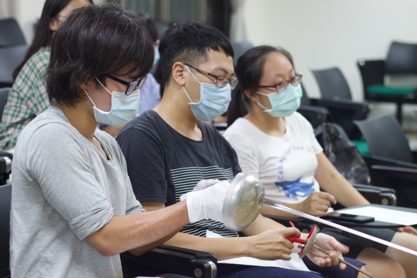 體驗不一樣的運動 長榮大學西洋劍社邀請台灣首位奧運女將徐若庭演講