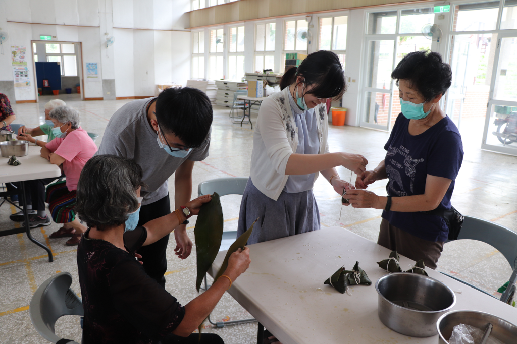 長榮大學在地關懷 青銀共學「包粽傳情慶端午」