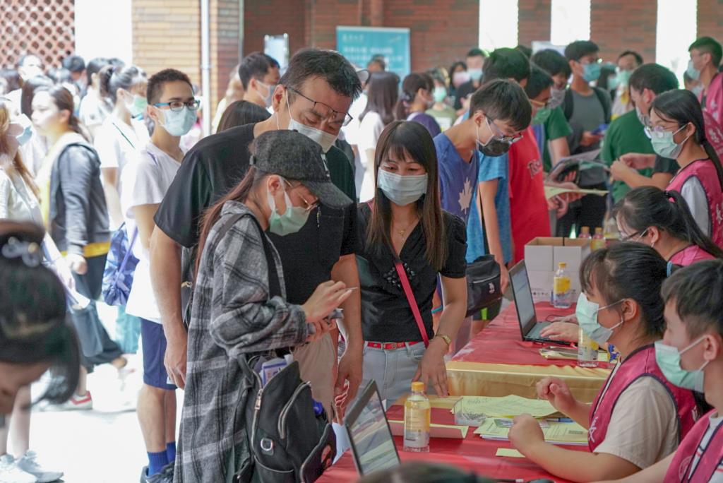 長榮大學「新生與家長說明會暨報到」  千餘人熱情參與