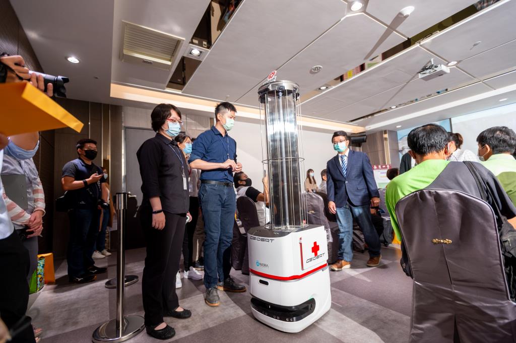 長榮大學安科院與經緯航太產學合作 防疫生力軍「智慧移動消毒機器人」今亮相