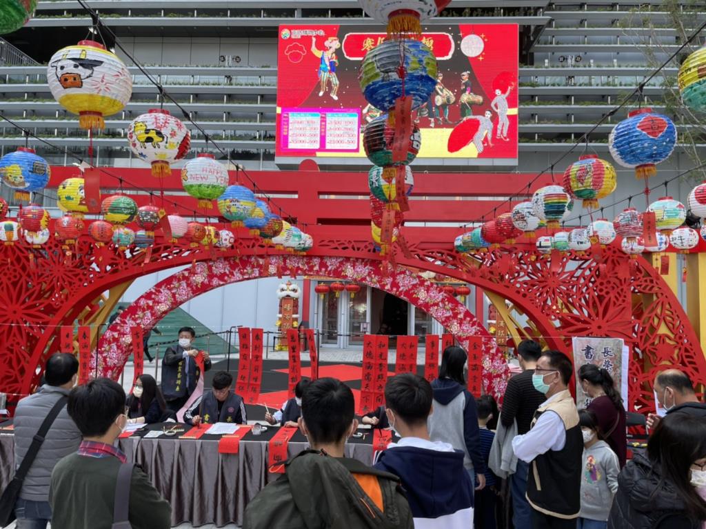 長榮大學書畫系於南紡購物中心大型揮毫表演  祝福牛轉乾坤與犇向幸福