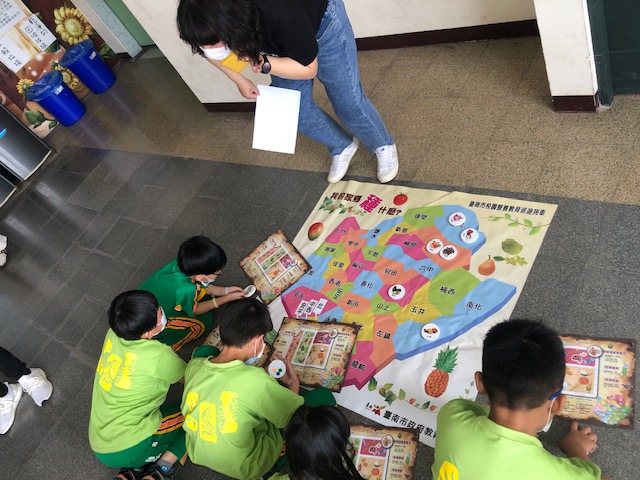 教導學童「聰明選、健康吃」 保健營養系與台南市教育局攜手啟動校園營養教育巡迴列車