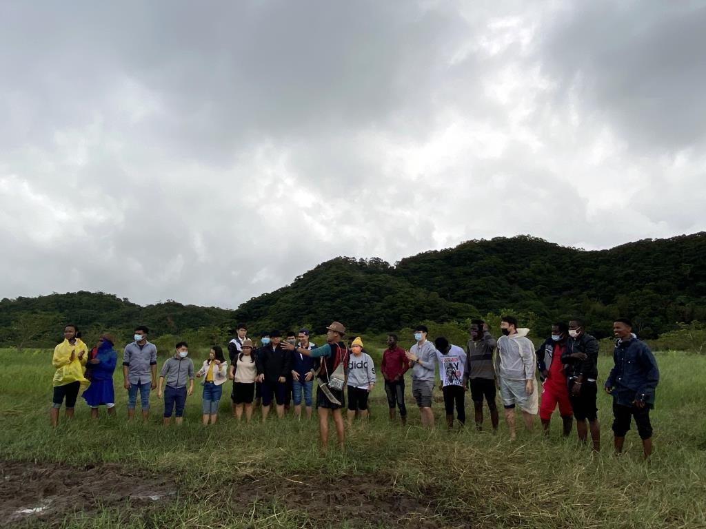 體驗「水上漂、草上飛」的輕功 華語中心帶領學員探訪神秘排灣部落