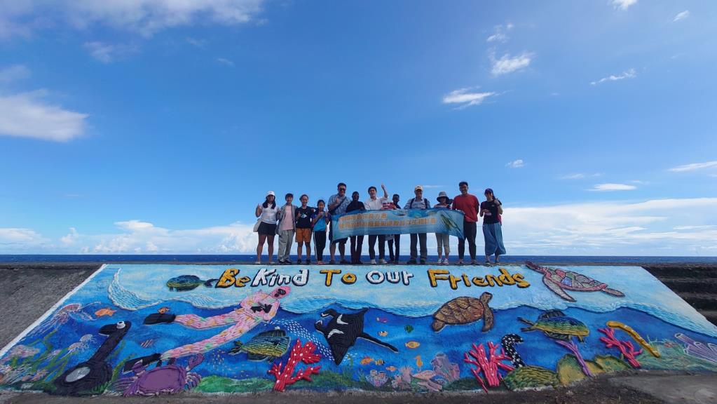 打造絕美海廢藝術牆 長榮大學國際隊協力守護台灣海龜棲地