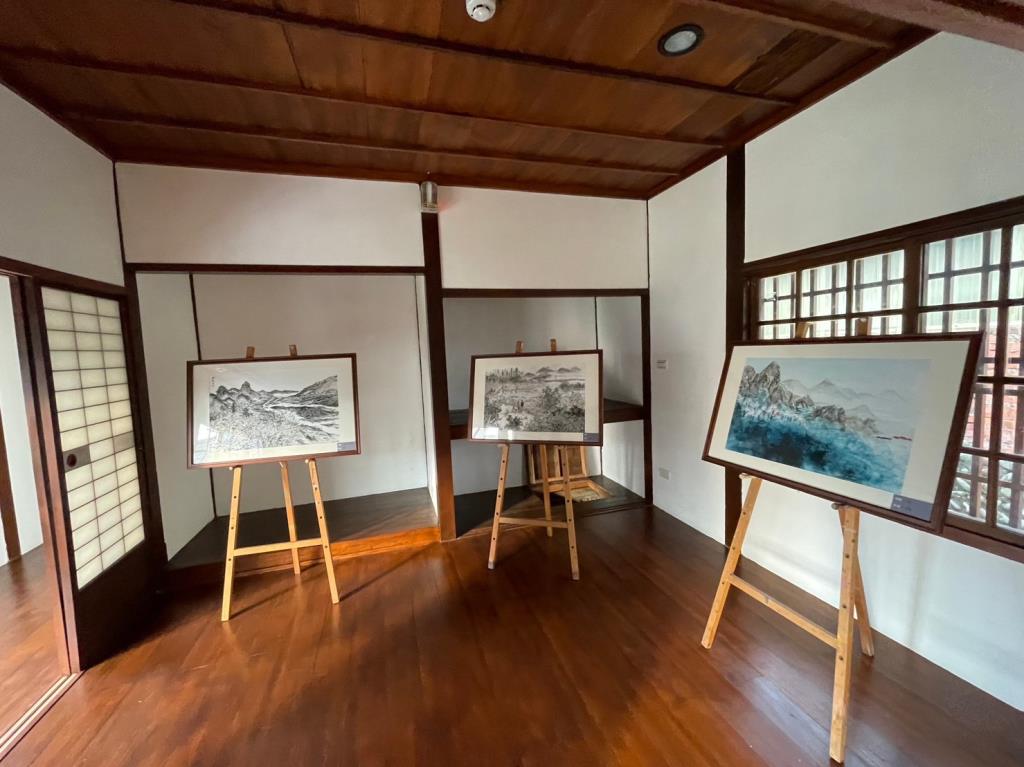 書畫藝術系在池田屋展出師生去年在六龜各地所寫生的山水畫作。