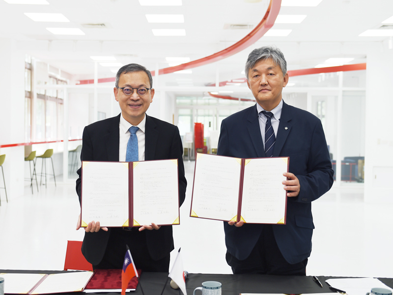 長榮大學和札幌大學展示簽署的合作備忘錄