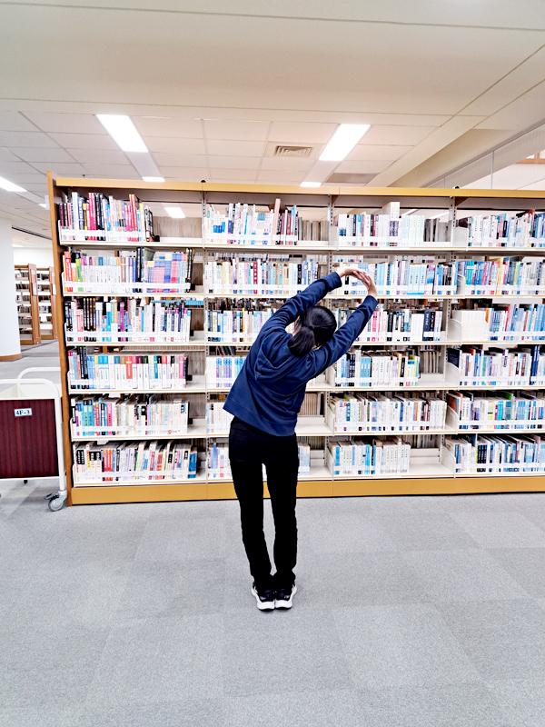圖書館歡迎師生至館內用運動姿勢拍照