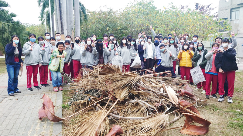 光華高中志願服務清除華盛頓椰子枯葉