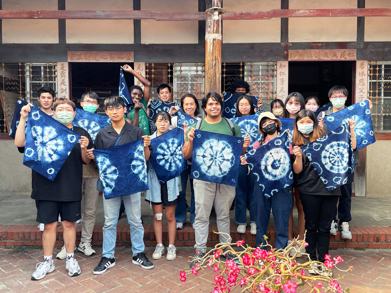 華語文教育中心帶領學生體驗藍染藝術