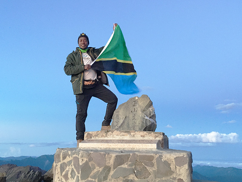 傑誠(Barnaba Buhombe)於玉山最高點3952公尺處拍照留念