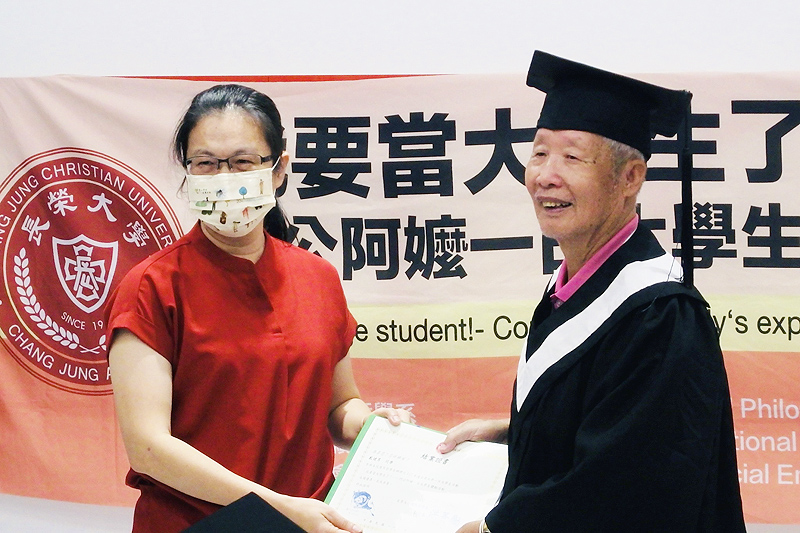 長榮大學應用哲學系執行長洪菁勵老師頒發畢業證書