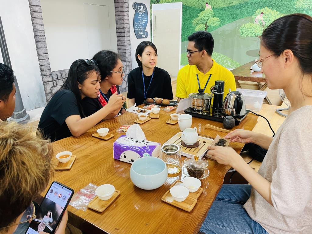 同學們分組體驗台灣山茶