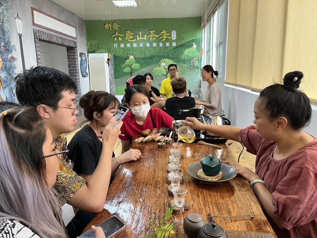 印尼學生至六龜山茶故鄉體驗台灣飲茶品茗文化