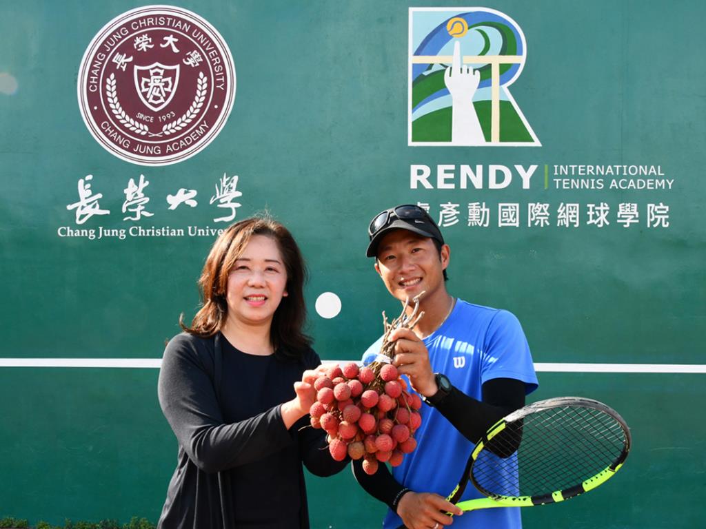總務長分享荔枝予網球場學員，由蔡慶煌教練代為接受