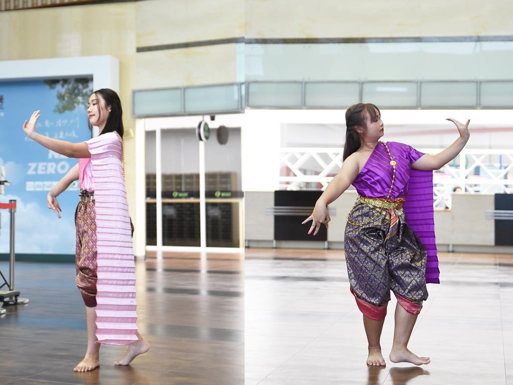泰國傳統舞蹈主要透過舞者腿部、手臂和手指的緩慢運動節奏來表演