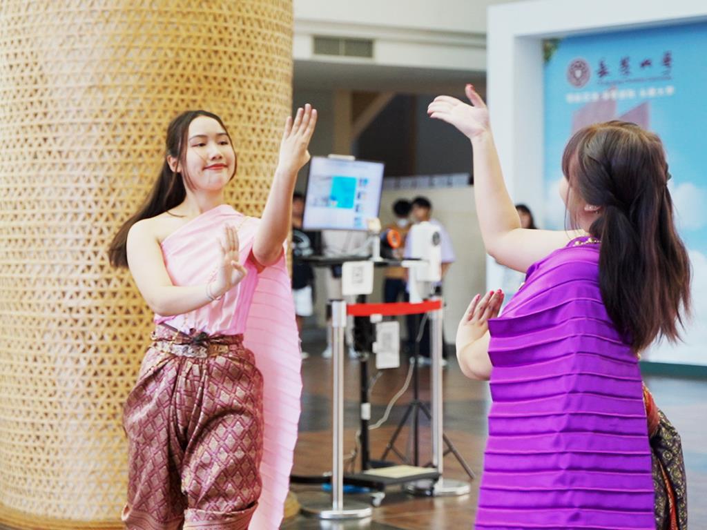  泰國學生準備文化表演快閃活動