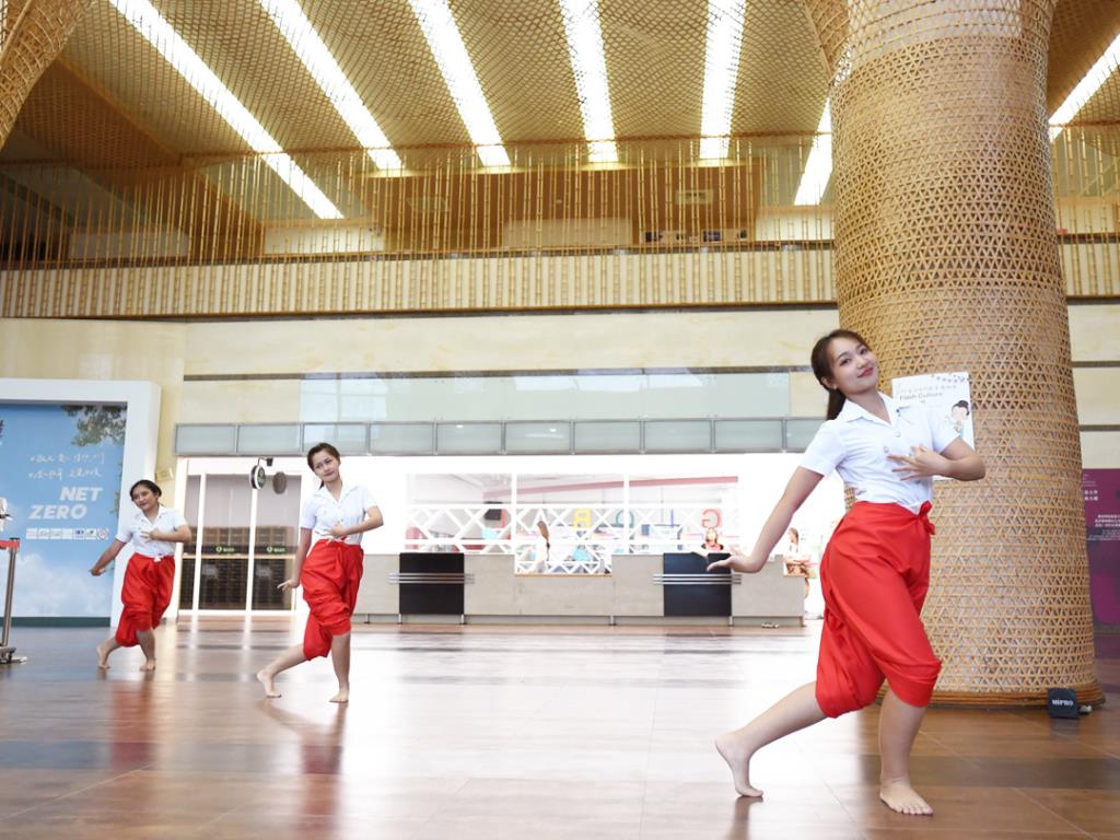 泰國宋卡王子大學三年級生表演月琪之舞