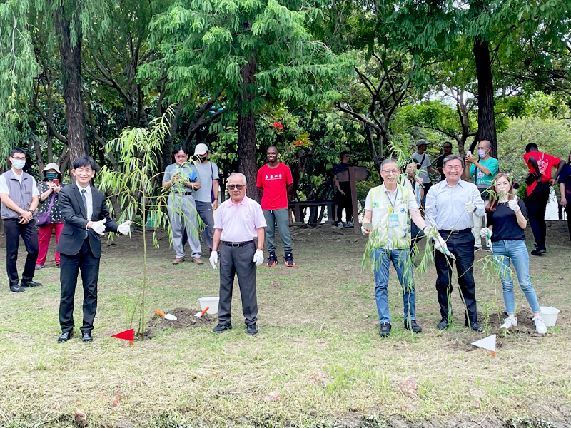 臺南市政府副市長葉澤山帶領各單位種下柳樹。