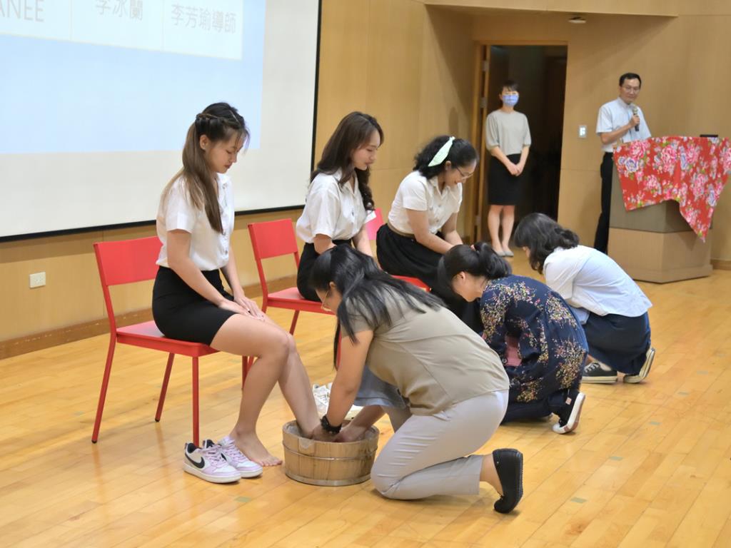 長榮大學傳統的「洗腳禮」儀式，由長榮大學的師長蹲跪下來為泰國同學代表洗腳。