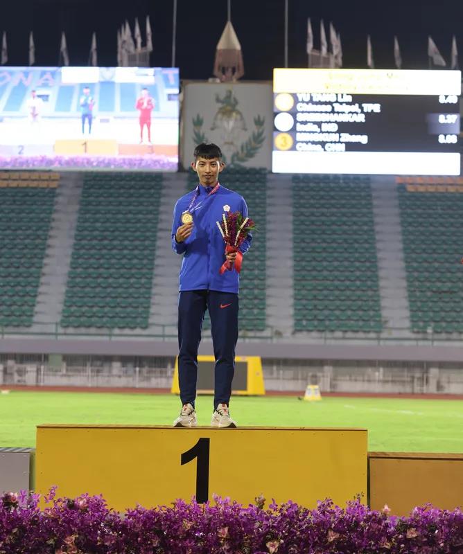 運動競技學系校友林昱堂在田徑亞錦賽跳遠項目中奪下金牌，並打破全國紀錄。(圖／中華民國田徑協會）