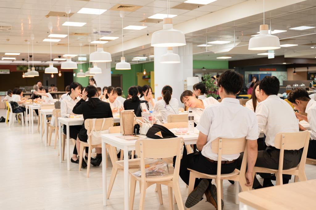 IKEA for Business全面翻新的學生餐廳，讓來訪的日本學生也驚艷不已。