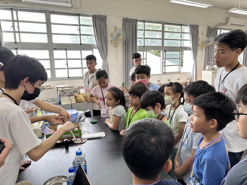 營隊教學組成員陳嘉寶帶領國小學童進行「椪糖DIY」科學實驗