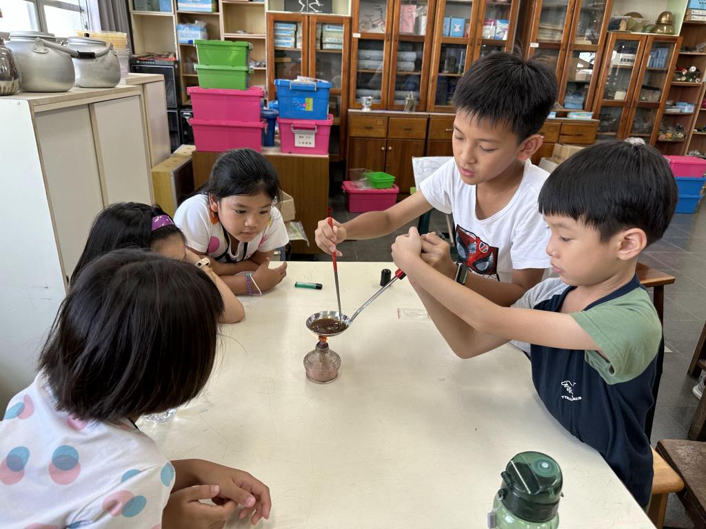 「椪糖DIY」科學實驗讓學童們學習到小蘇打粉遇熱膨脹的原理