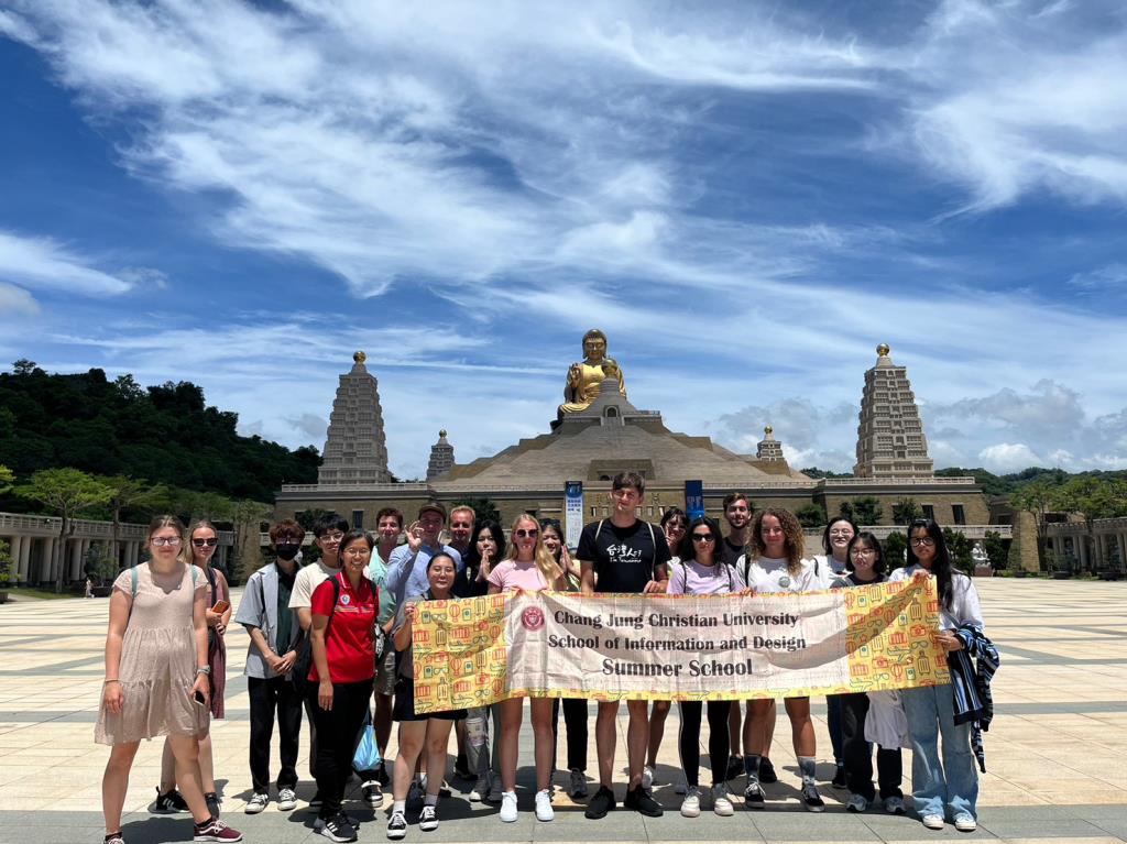 捷克學生參訪佛光山，認識台灣傳統宗教