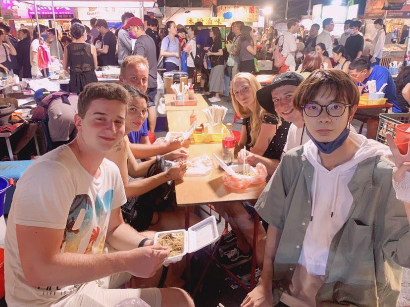捷克學生體驗台灣夜市文化