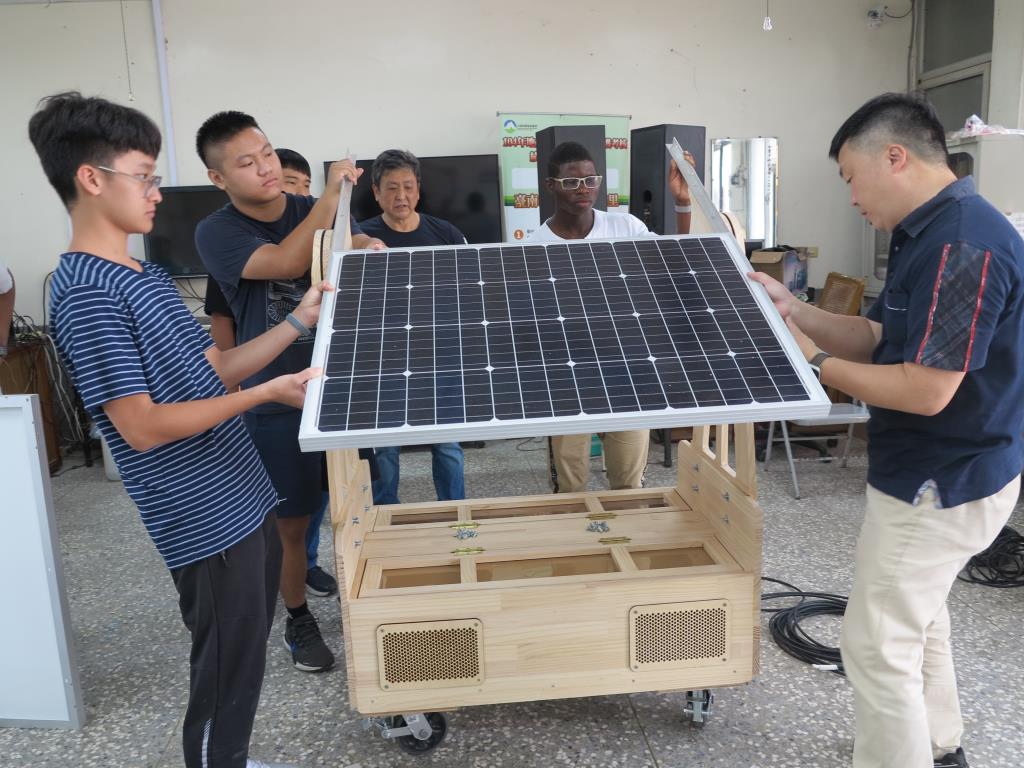 陳建邦老師與林元笠老師，帶領學生及社區居民合力完成太陽能餐車。